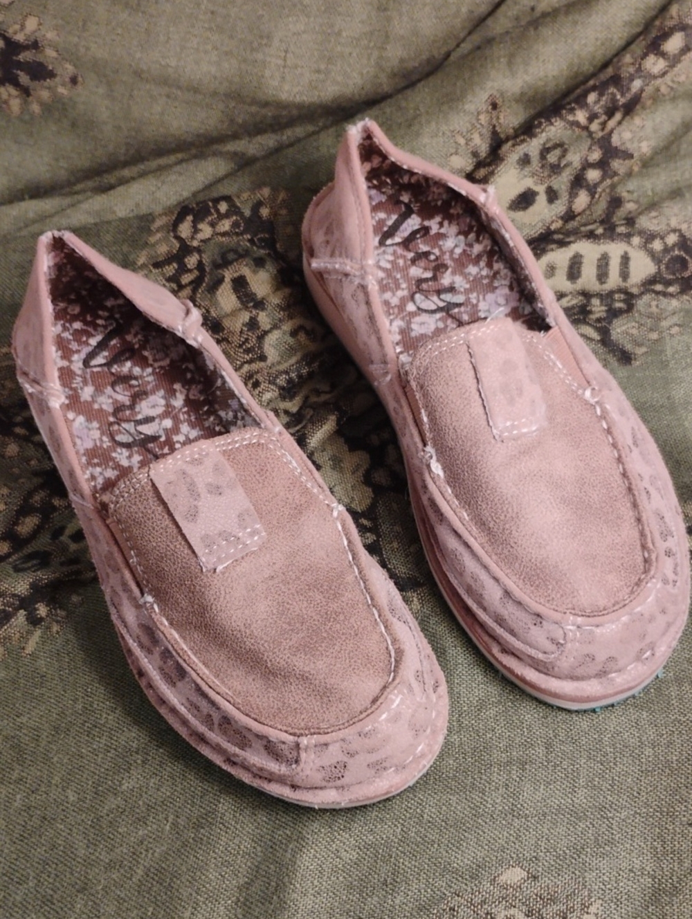 Very G Women's Slip-On Casual Cheetah Print Loafers in Tan/Taupe, Black.
